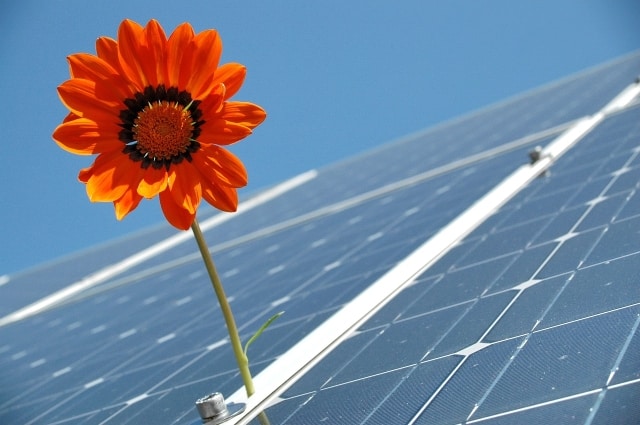 Innovative Solarzelle wandelt 33,3% Sonne in Strom – neuer Rekord!